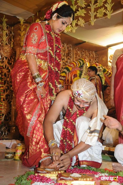 Actor Roopa Iyer And Gowtham Srivatsa Wedding Photos`